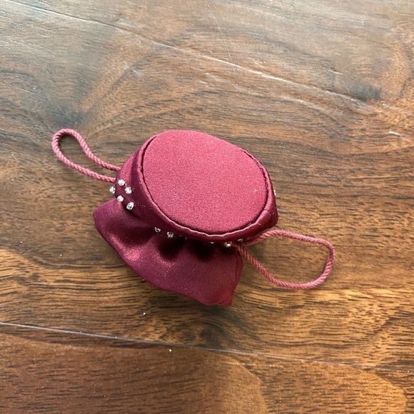 American Girl Doll Garnet Holiday Purse Retired
Very good condition - Picture 4 of 5